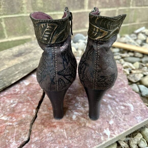 L'Artiste by Spring Step Sz 36/5.5 US Lidia Brown/Gold Embossed Heels Ankle Boot - Picture 5 of 9